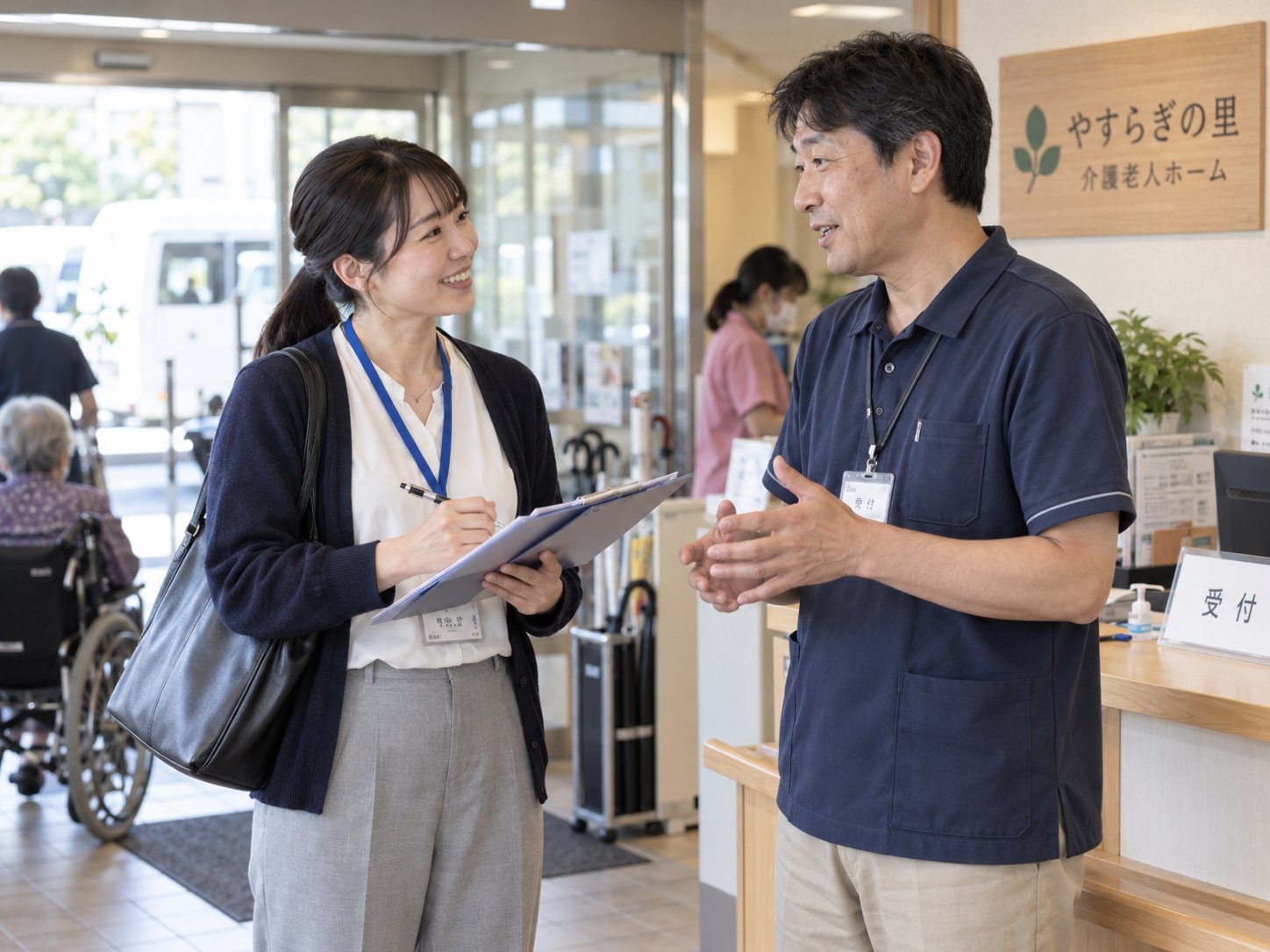 有料老人ホームの受付でバインダーを持ってヒアリングするTHRIVEスタッフ